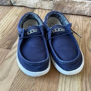 Hey Dudes size 4 Navy Blue